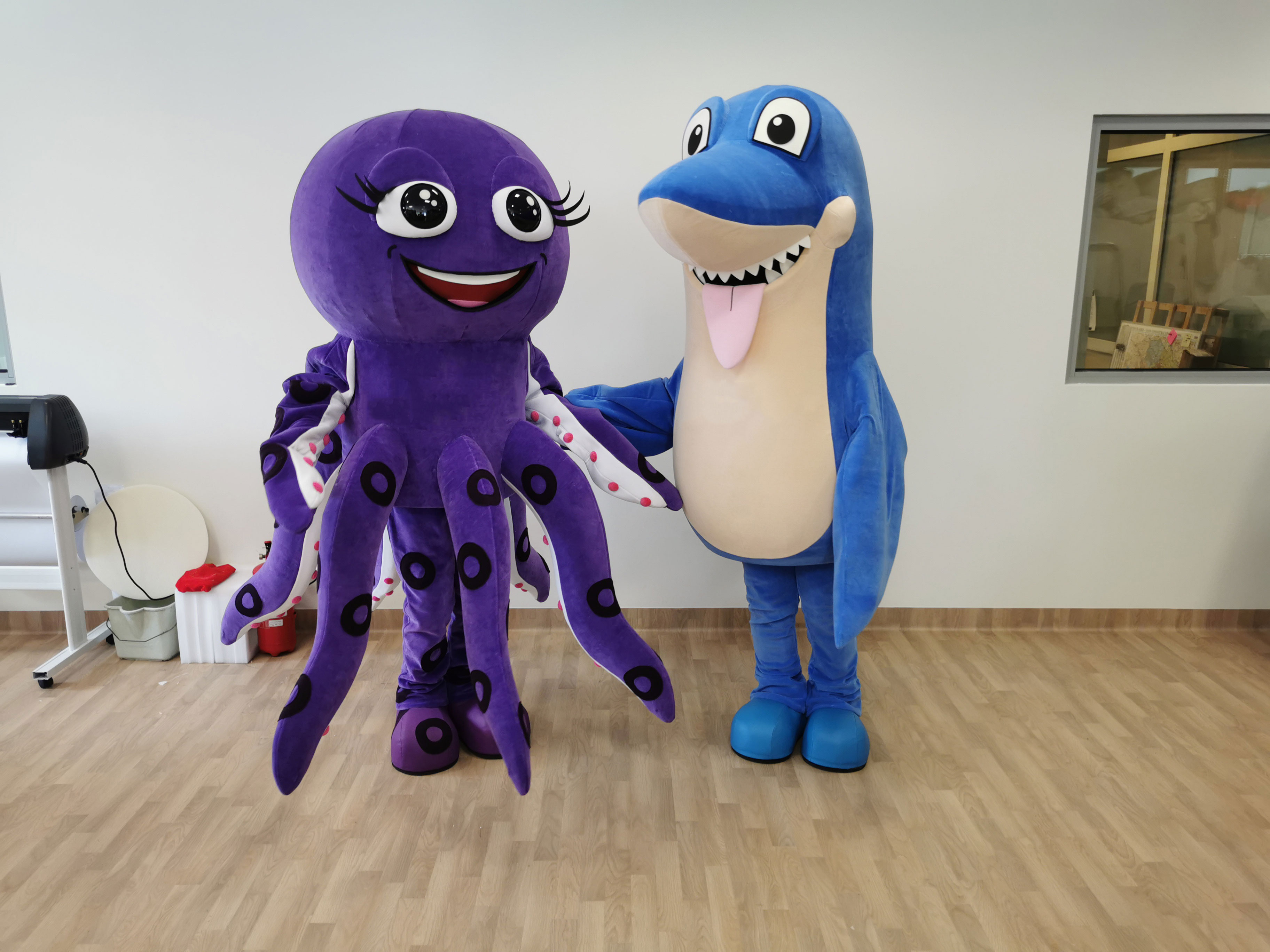 Na fotografii widnieje kostium reklamowy w postaci ośmiornicy pozujący do zdjęcia w siedzibie firmy Elabika